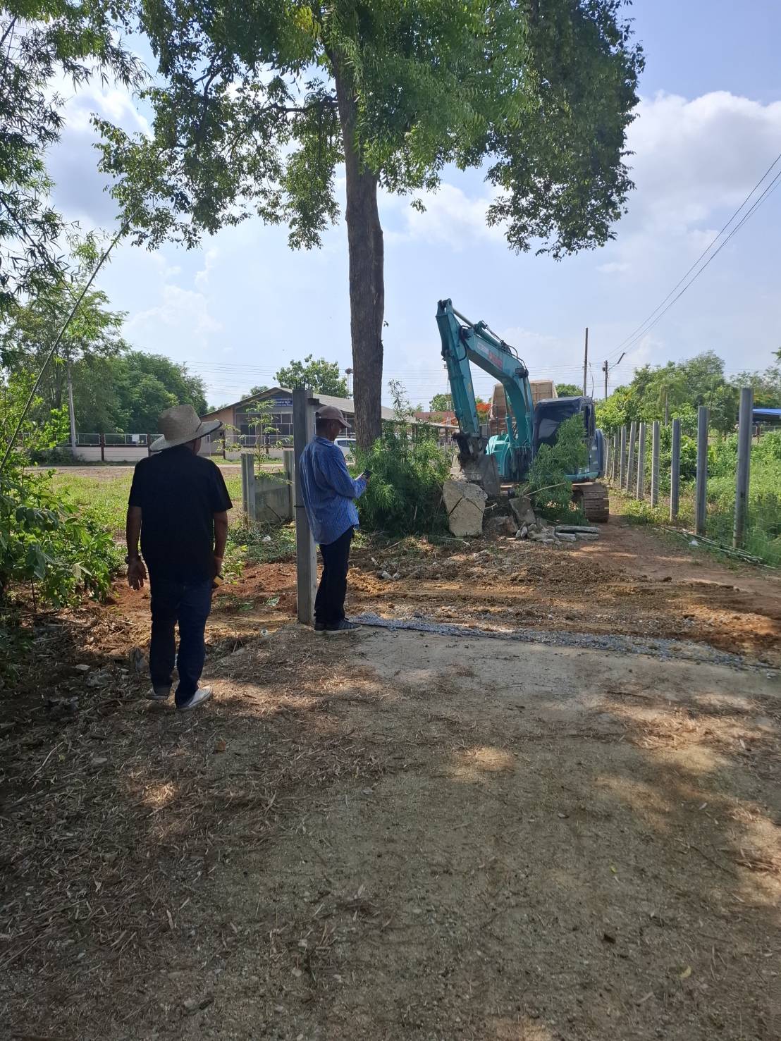 ผู้นำท้องที่และประชาชนตำบลวัดหลวง ร่วมกิจกรรมจิตอาสาขุดลอกคลองและกำจัดวัชพืช พัฒนาสิ่งแวดล้อมชุมชนน่าอยู่