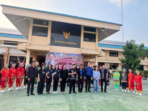  พัฒนาการอำเภอพนัสนิคม พร้อมด้วยเจ้าหน้าที่พัฒนาชุมชนอำเภอ ร่วมกิจกรรม เปิด"ตลาดชุมชน คนพนัส"